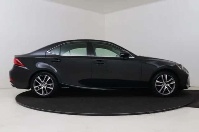 Lexus IS (2017) thumbnail 14