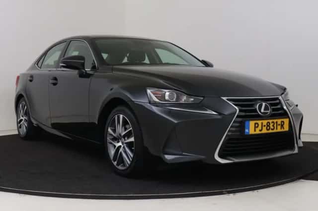 Lexus IS (2017) thumbnail 15