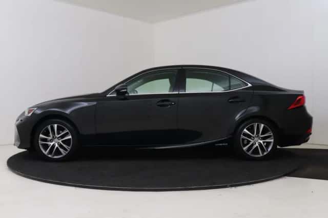 Lexus IS (2017) thumbnail 3