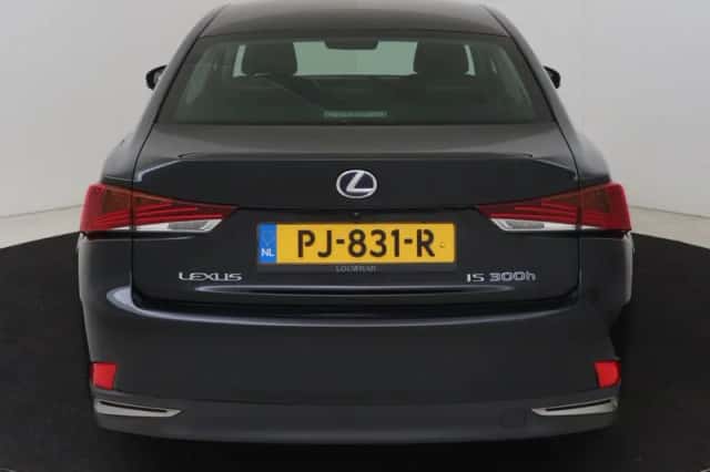 Lexus IS (2017) thumbnail 25