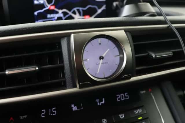 Lexus IS (2017) thumbnail 27