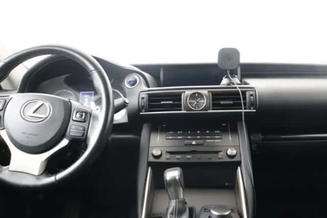 Lexus IS (2017) thumbnail 35