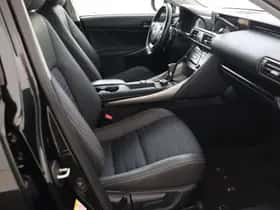 Lexus IS (2017) thumbnail 36