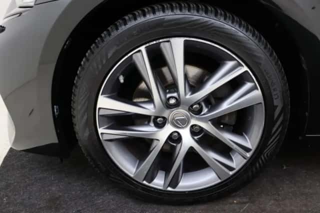 Lexus IS (2017) thumbnail 5