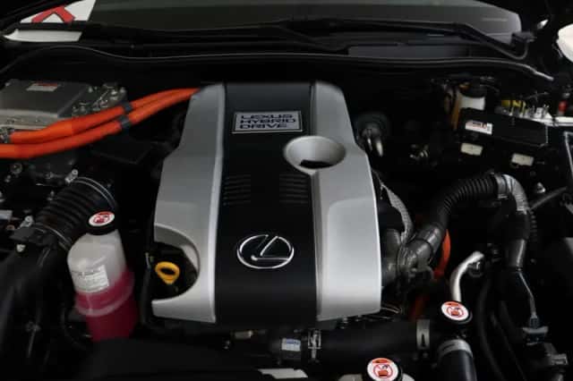 Lexus IS (2017) thumbnail 7