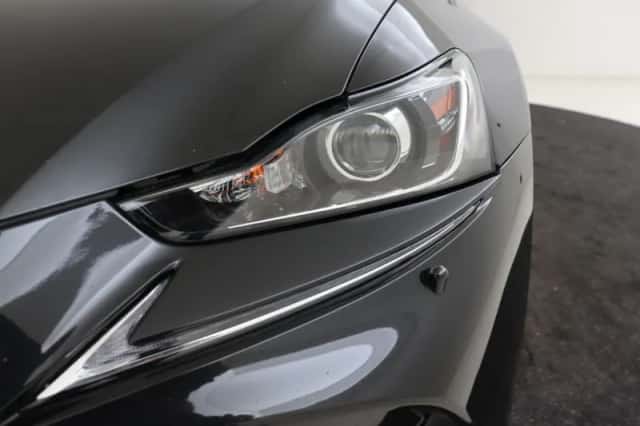 Lexus IS (2017) thumbnail 8