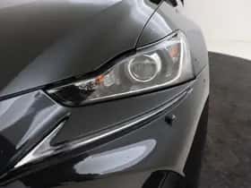 Lexus IS (2017) thumbnail 8