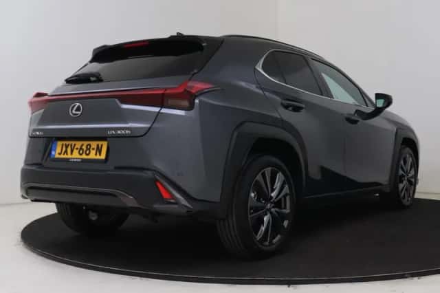 Lexus UX (2026) thumbnail 2