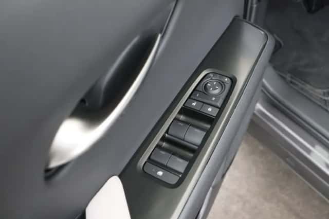 Lexus UX (2026) thumbnail 10
