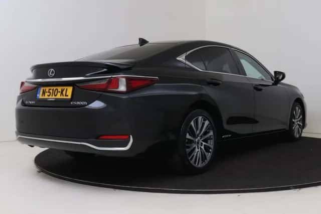 Lexus ES (2021) thumbnail 2