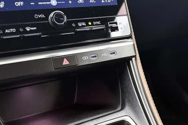 Lexus LBX (2024) thumbnail 23
