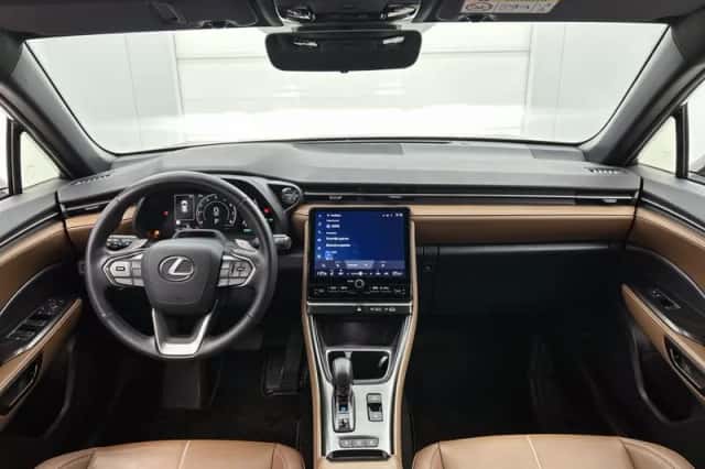 Lexus LBX (2024) thumbnail 4