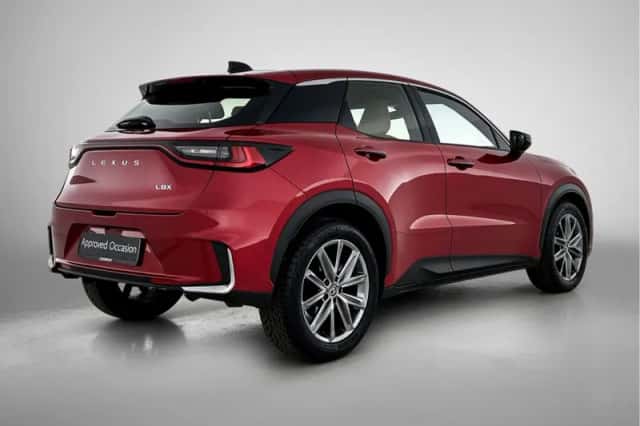 Lexus LBX (2024) thumbnail 2