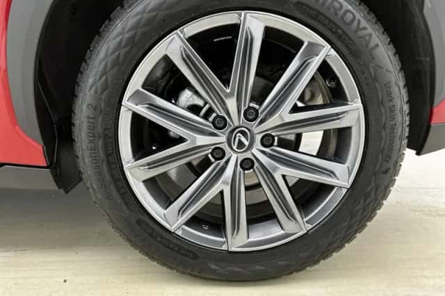 Lexus LBX (2024) thumbnail 23