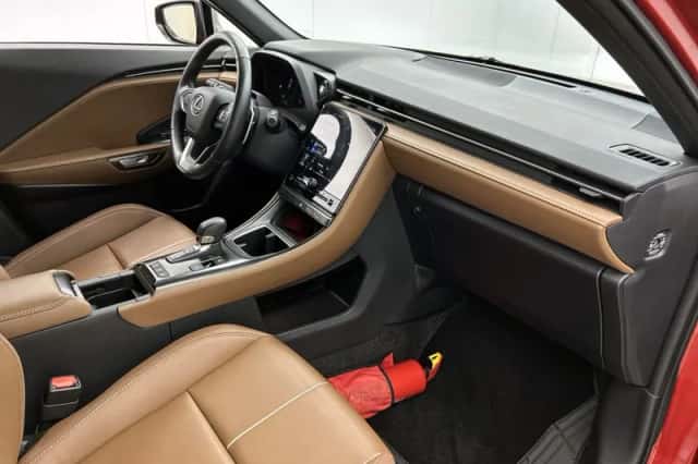 Lexus LBX (2024) thumbnail 6