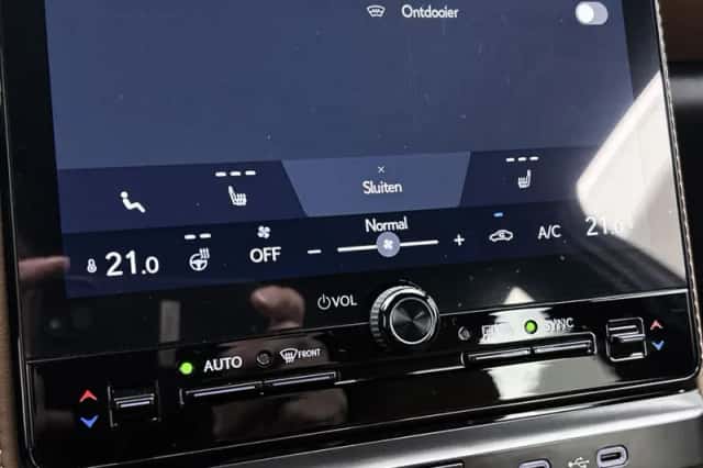 Lexus LBX (2024) thumbnail 9