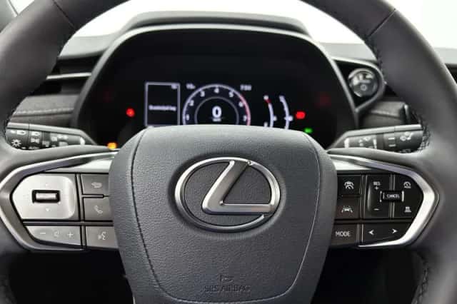 Lexus LBX (2024) thumbnail 17