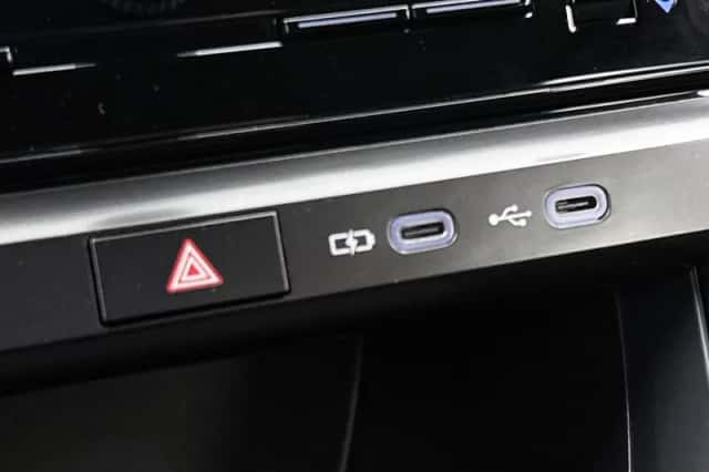 Lexus LBX (2024) thumbnail 23