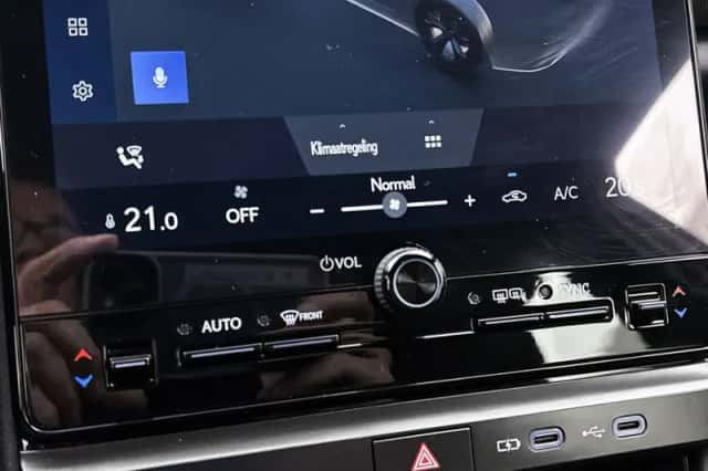 Lexus LBX (2024) thumbnail 9