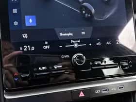 Lexus LBX (2024) thumbnail 9