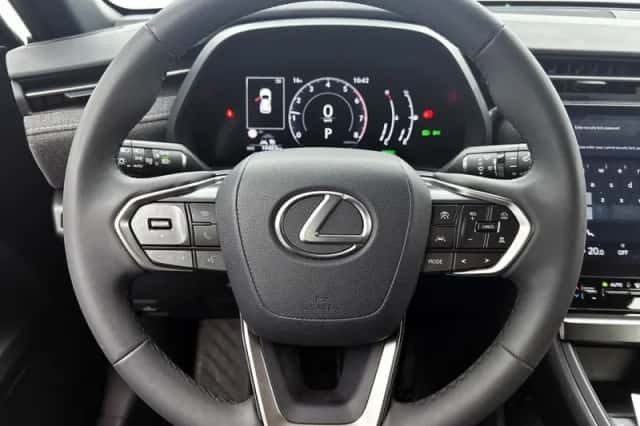 Lexus LBX (2024) thumbnail 17
