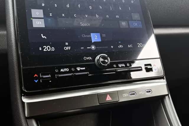 Lexus LBX (2024) thumbnail 9