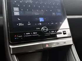 Lexus LBX (2024) thumbnail 9