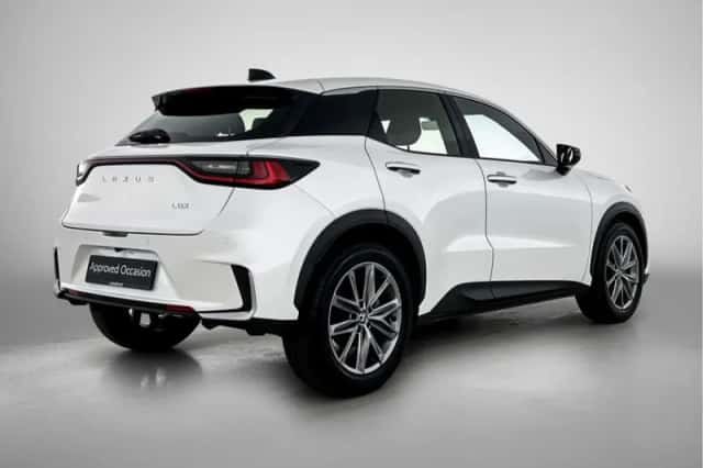 Lexus LBX (2024) thumbnail 2