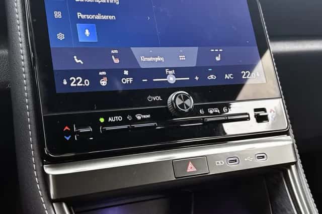 Lexus LBX (2024) thumbnail 11
