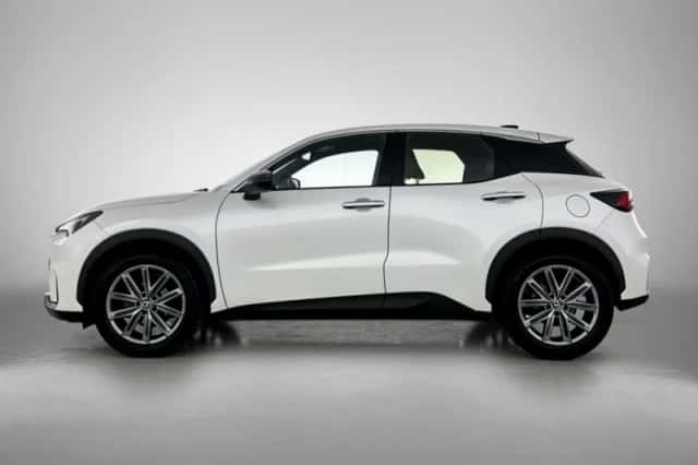 Lexus LBX (2024) thumbnail 3