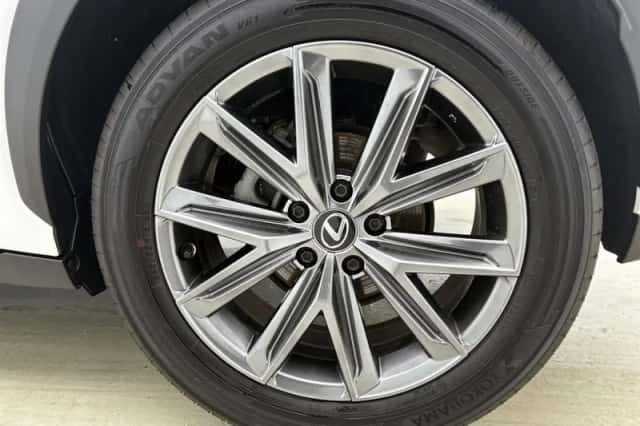 Lexus LBX (2024) thumbnail 24