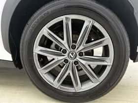 Lexus LBX (2024) thumbnail 24