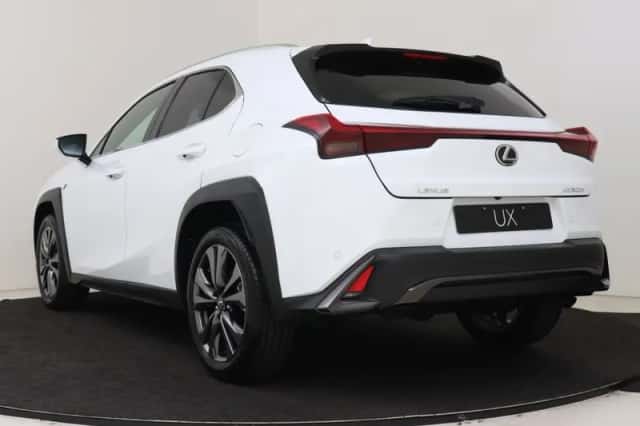 Lexus UX (2025) thumbnail 16