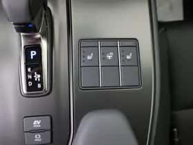 Lexus UX (2025) thumbnail 26