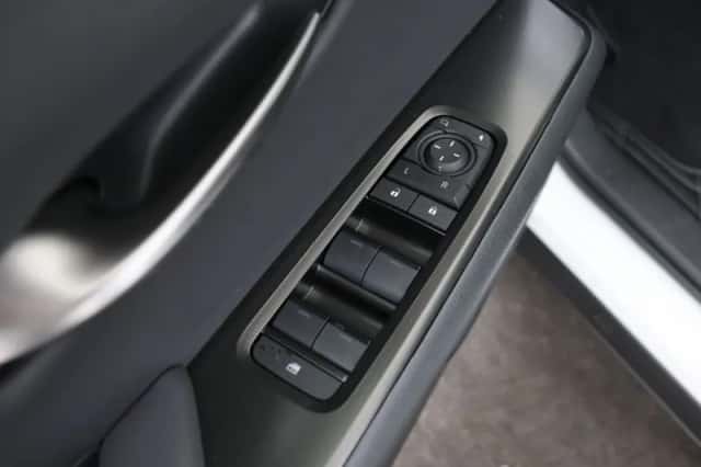 Lexus UX (2025) thumbnail 10