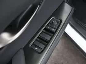 Lexus UX (2025) thumbnail 10