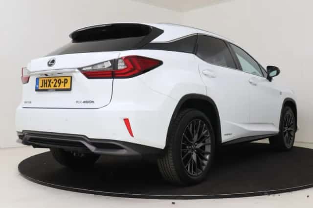 Lexus RX (2017) thumbnail 2