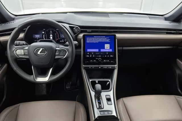 Lexus LBX (2024) thumbnail 4