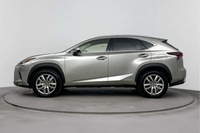 Lexus NX (2021) thumbnail 3