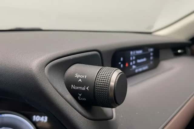 Lexus UX (2019) thumbnail 11