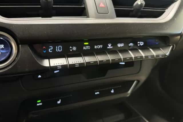 Lexus UX (2019) thumbnail 16