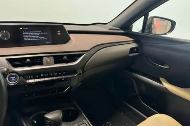 Lexus UX (2019) thumbnail 9