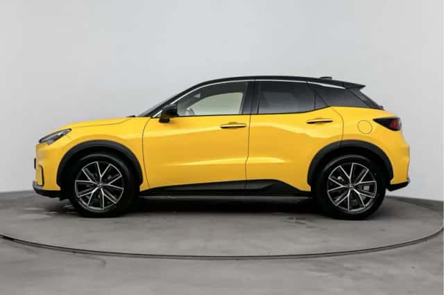 Lexus LBX (2024) thumbnail 3