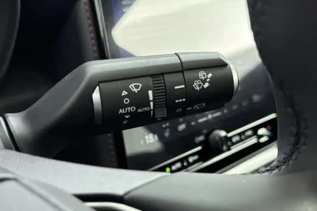Lexus LBX (2024) thumbnail 23