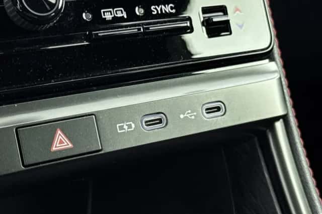 Lexus LBX (2024) thumbnail 33