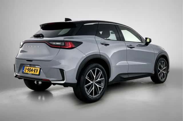 Lexus LBX (2024) thumbnail 2
