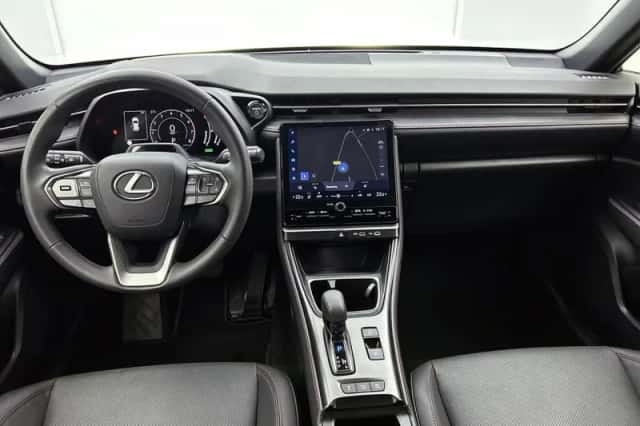 Lexus LBX (2024) thumbnail 4