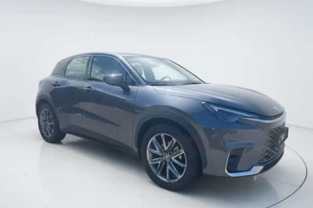 Lexus LBX (2024) thumbnail 3