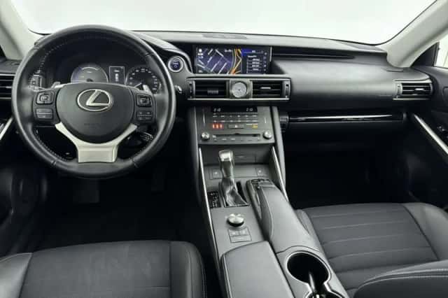 Lexus IS (2020) thumbnail 4