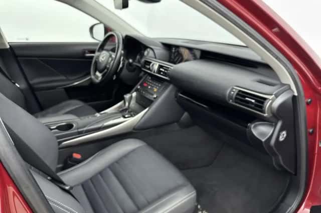 Lexus IS (2020) thumbnail 6